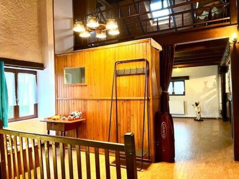 un soggiorno con tavolo e parete in legno di Appartement rustique, type chalet a Méhoncourt