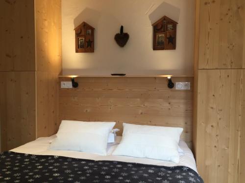 ヴァロワールにあるAppartement Valloire, 4 pièces, 6 personnes - FR-1-263-363のベッド1台(枕2つ付)