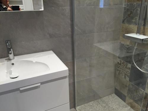 ein Bad mit einer Dusche und einem Waschbecken in der Unterkunft Appartement Valloire, 4 pièces, 6 personnes - FR-1-263-363 in Valloire