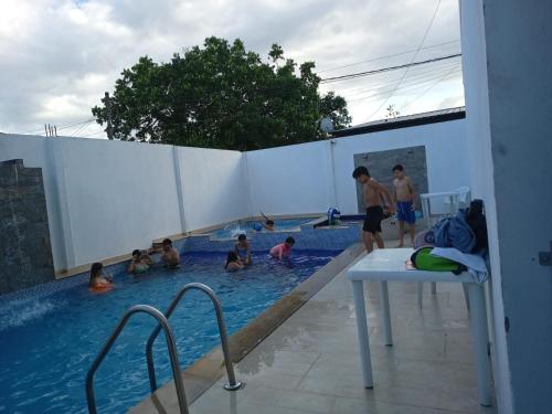 A piscina localizada em Vivienda Turística el Refugio ou nos arredores