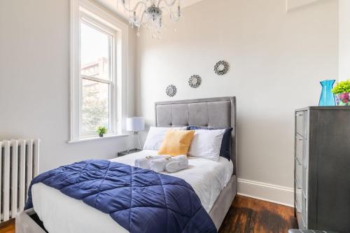 sypialnia z łóżkiem z dwoma ręcznikami w obiekcie Apartment in the James South Neighborhood w mieście Hamilton