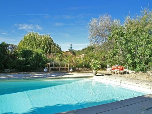 ViensにあるSplendid Villa in Viens with Swimming Poolの庭園付きの庭のスイミングプール