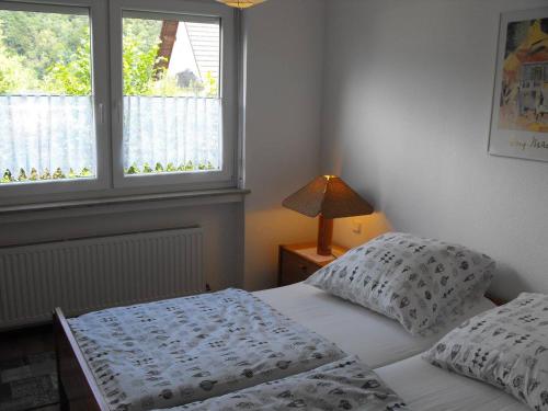 - une chambre avec 2 lits et une fenêtre dans l'établissement Ferienwohnung Familie Kunz 34385 Bad Karlshafen, à Bad Karlshafen