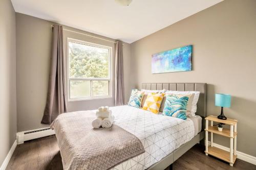 Ένα ή περισσότερα κρεβάτια σε δωμάτιο στο Newly Renovated 2BR Unit in Glenview West