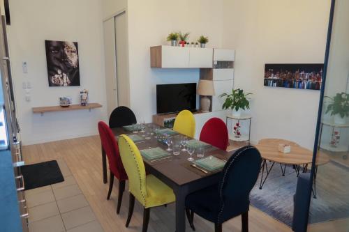 une salle à manger avec une table et des chaises dans l'établissement Appartement chaleureux à 10 minutes de la Défense, à Nanterre