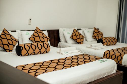 Postel nebo postele na pokoji v ubytování Capital Resort Inn