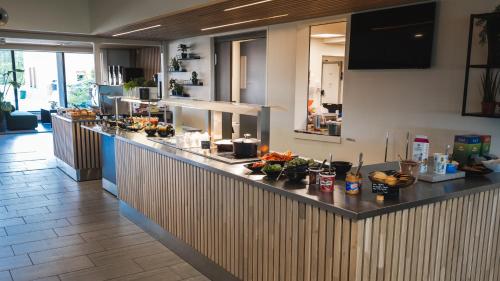 eine Bar in einem Restaurant mit Speisen auf der Theke in der Unterkunft Ansgar Summerhotel in Kristiansand