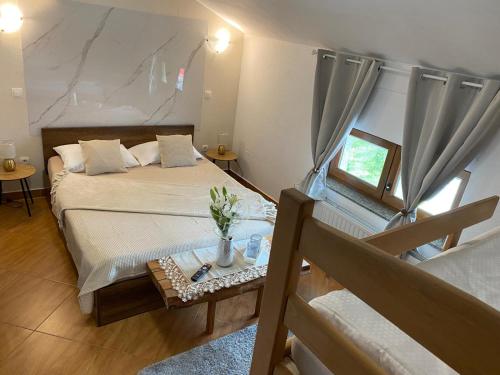 een kleine slaapkamer met een bed en een tafel bij Hostel Mornar in Velika Kladuša