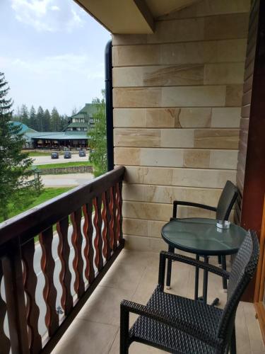 d'une terrasse avec une table et des chaises sur un balcon. dans l'établissement Apartman Pavle, à Nova Varoš