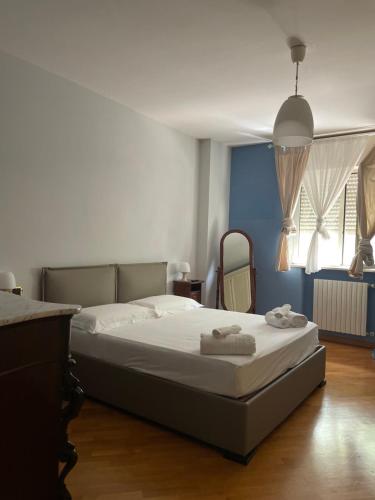 Un dormitorio con una cama con toallas. en Casa Leone, en Bari