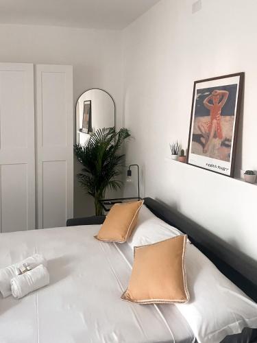 Postel nebo postele na pokoji v ubytování Fashion Week Studio Apartment near Navigli