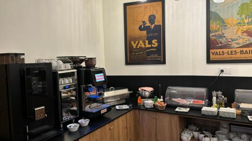 Utensilios para hacer té y café en Logis Hôtel Restaurant Grand Hôtel de Lyon