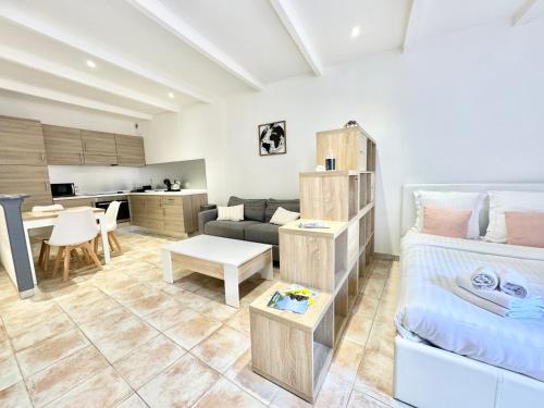une chambre avec un lit et un salon dans l'établissement Grand Studio au Coeur de la Vieille Ville Clim, à Menton