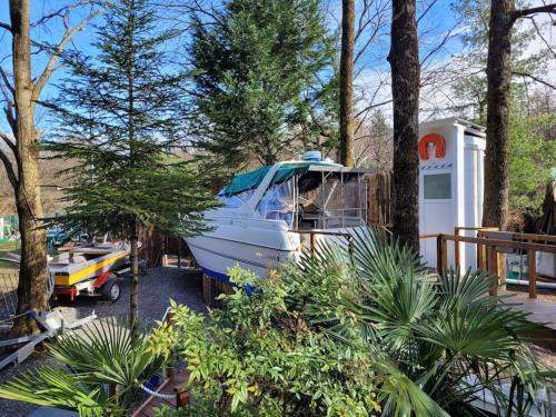 a boat parked in a yard next to a house at Bateau sur terre près du bassin in Capvern