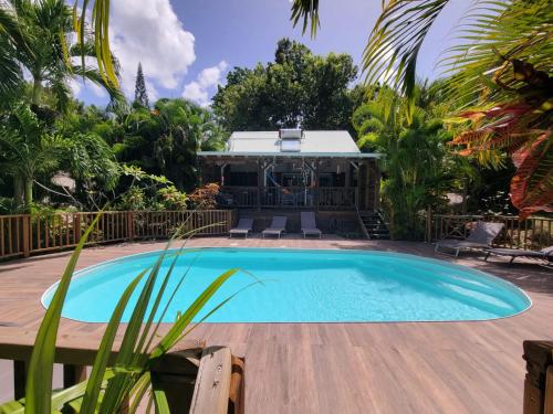 Piscina a Maisons Forban o a prop
