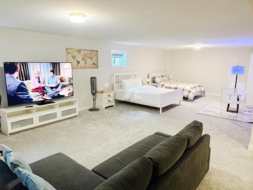 een woonkamer met een bank en een flatscreen-tv bij Beautiful entire basement with Netflix in Stittsville