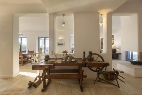 sala de estar con mesa de madera y silla en Seaside luxury villa, en Ándros