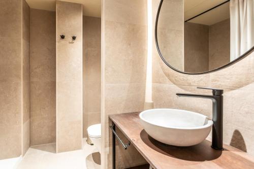 a bathroom with a sink and a mirror at Apartamentos 87 Llaves in Valencia