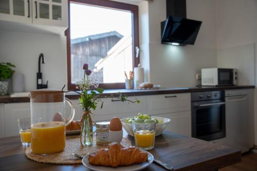グレーミッツにあるFerienhof Kruse Wohnung 3のキッチン(テーブル、朝食用食品、オレンジジュース付)