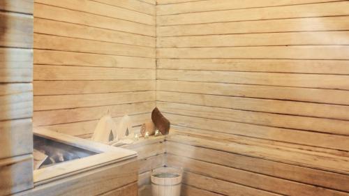 Klandasan Kecil的住宿－Apartemen Borneo Bay City (1 Bedroom Studio)，一间带木墙和浴缸的浴室