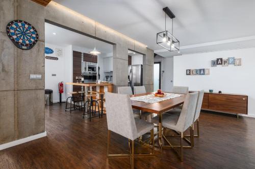 a kitchen and dining room with a table and chairs at TableTop by Azorean Living in São Roque