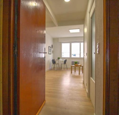 un couloir ouvert avec une chambre dotée d'une table dans l'établissement Le Gallieni By ApiRent #Centre-ville #Lumineux #Wifi, à Cannes