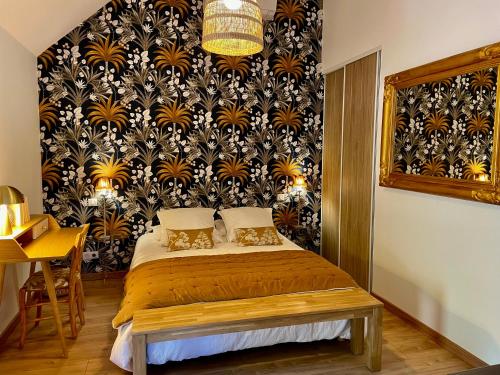 - une chambre avec un lit et du papier peint noir et blanc dans l'établissement La cabotte du renard, à Auxey-Duresses