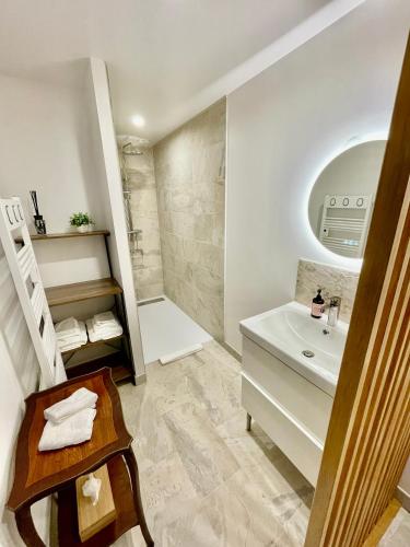 une salle de bain avec un lavabo et une douche dans l'établissement La cabotte du renard, à Auxey-Duresses