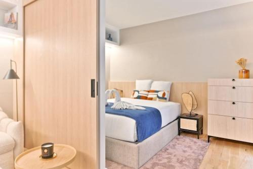 - une chambre avec un lit et une chambre avec un canapé dans l'établissement Charmant Appartement Paris Châtelet-Les Halles, à Paris