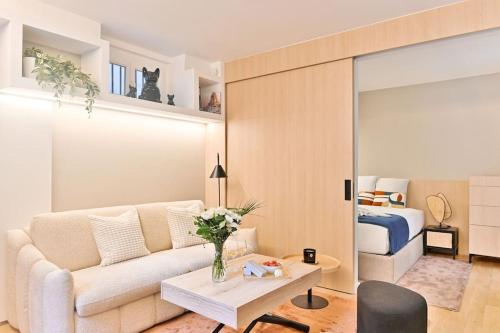 un salon avec un canapé et une table dans l'établissement Charmant Appartement Paris Châtelet-Les Halles, à Paris