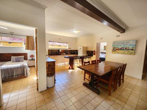 拉塞利亞的住宿－Pine Valley，一间带桌子的客厅和一间卧室