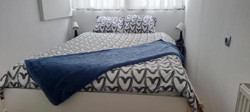 Un pat sau paturi într-o cameră la Apartman Moonlite