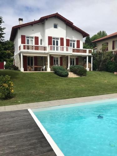 une maison et une piscine devant une maison dans l'établissement Vallons Bayonne - Aritxague - Maison - piscine, à Bayonne