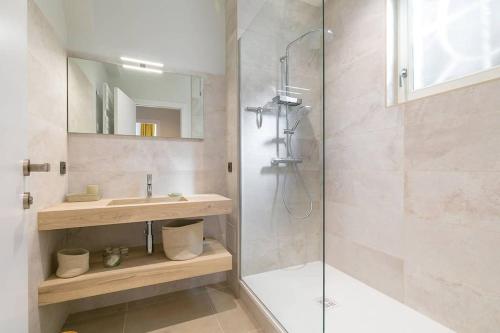 une salle de bain avec douche et lavabo dans l'établissement Orangerie Jeannin, à Dijon