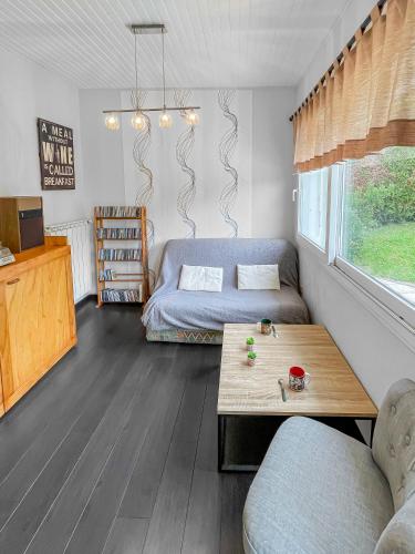 un salon avec un lit et une table dans l'établissement Calme Champêtre en Bourgogne, à Étigny