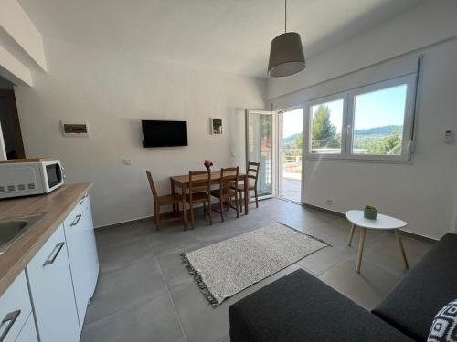 Kuchyň nebo kuchyňský kout v ubytování Sithonian suites