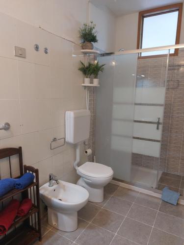 łazienka z toaletą i prysznicem w obiekcie CASA JUANNE iun P2043 w mieście Galtellì