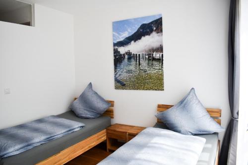 a room with a bed and a painting on the wall at Ferienwohnung Alpenruhe in Schönau am Königssee