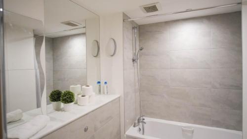 Foto Modern & Premium 2BR 2BA City Center Apartment 3