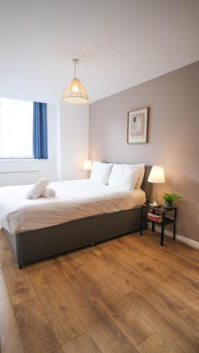 Foto Modern & Premium 2BR 2BA City Center Apartment 2