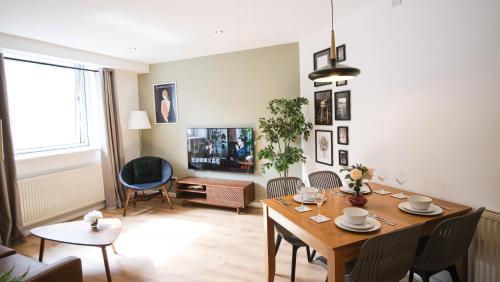 Foto Modern & Premium 2BR 2BA City Center Apartment 4