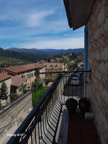 balkon z widokiem na ulicę w obiekcie Antichi Sapori da Speranza w mieście Gavoi