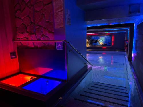 una pista da bowling vuota con luci blu e rosse di Hotel Villa Nečas Žilina a Žilina
