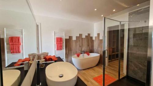 une salle de bain avec une baignoire, un lavabo et une douche dans l'établissement Proche porticcio, Coup de cœur asuré,Appartement de standing, rez de villa 6 couchages, climatisé à 150m de la plage, terrains de tennis, à Grosseto-Prugna
