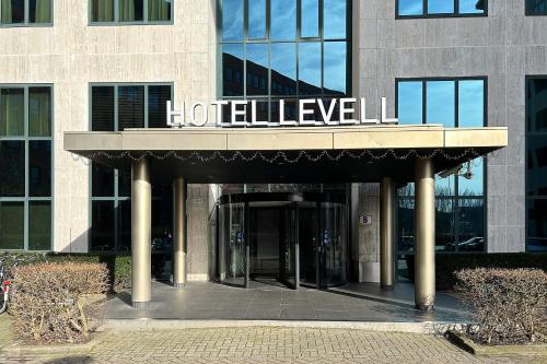 Un bâtiment avec un panneau en haut dans l'établissement Hotel Levell, à Amsterdam