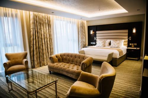 een hotelkamer met een bed en een bank bij Crow Wood Hotel & Spa Resort in Burnley