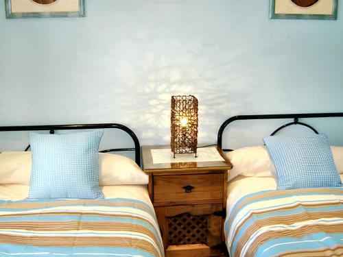 2 nebeneinander sitzende Betten in einem Schlafzimmer in der Unterkunft 4 bedrooms house with furnished terrace at Yegen in Yegen