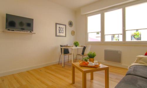 una sala de estar con un sofá y una mesa en Le Gallieni By ApiRent #Centre-ville #Lumineux #Wifi, en Cannes