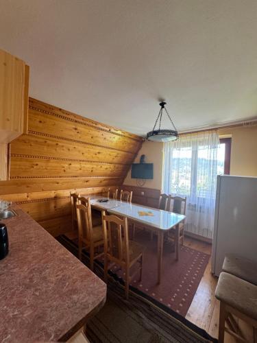 une cuisine avec une table et des chaises dans une pièce dans l'établissement Pokoje Regle 30, à Zakopane