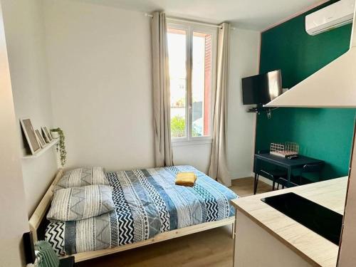 une chambre avec un lit, une fenêtre et un bureau dans l'établissement Petit studio cosy - Proche gare, à Toulon